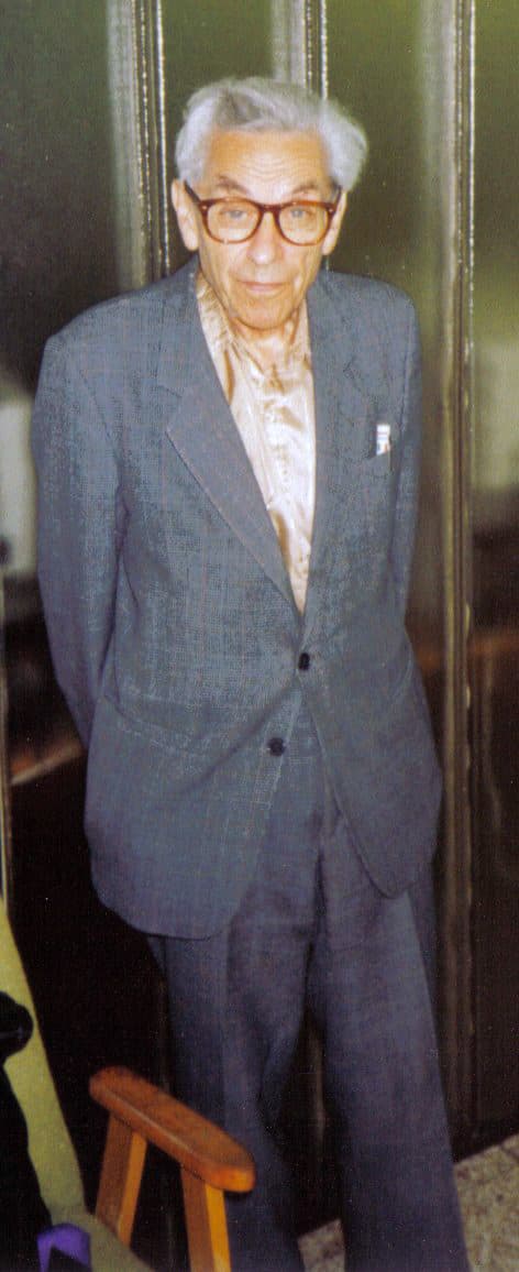 The Hungarian mathematician Paul Erdős at a student seminar in Budapest, fall 1992, photographed mid-explanation in front of a chalkboard.